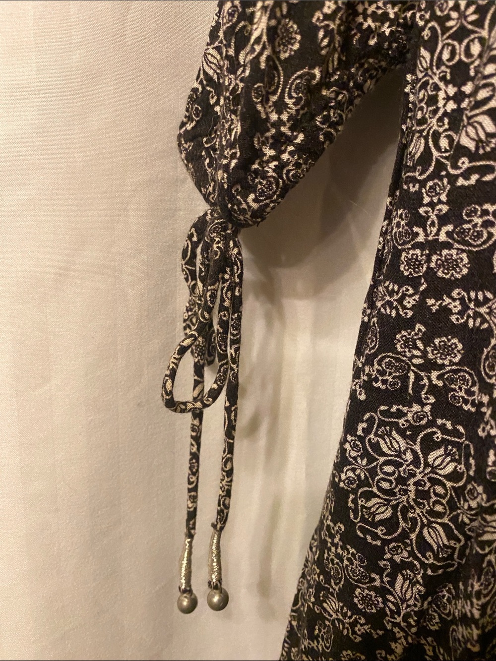 BNWOT American Eagle Boho Black and Cream Printed Cold-Shoulder Dress - Picture 4 of 7